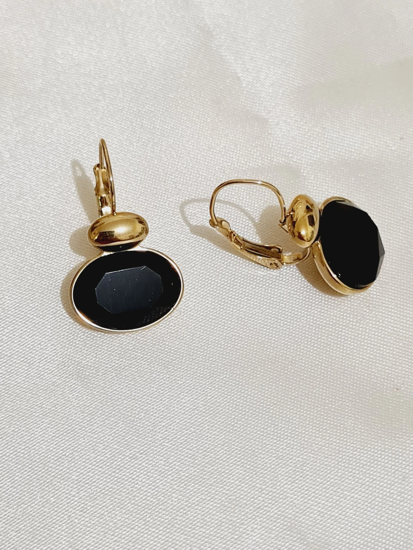 Gouden oorbellen met zwarte kristallen – photo 3